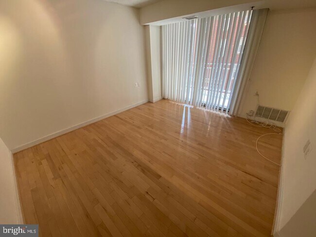 Foto del edificio - 7500 Woodmont Ave