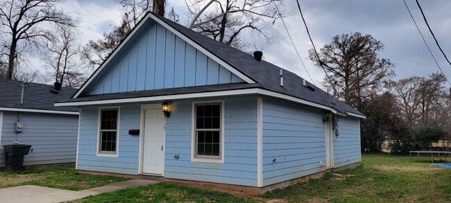 Building Photo - Amazing 3 Bed/1 Bath, Newer Construction, ...