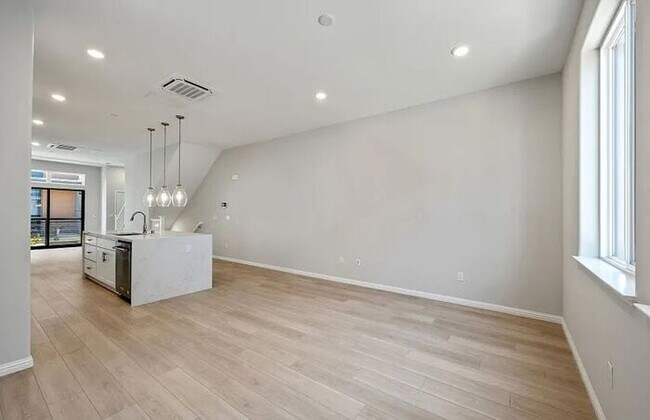 Foto del edificio - 125 Waters Park Cir