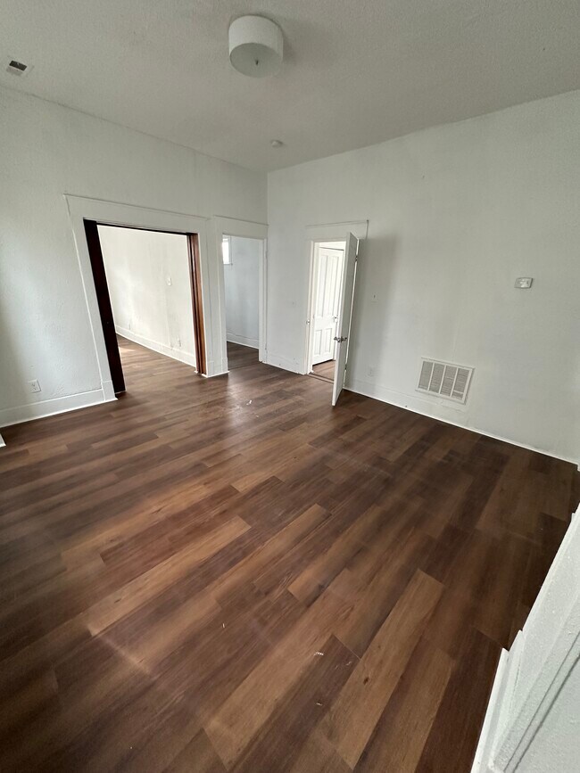 Living room - 1050 Barnett Ave