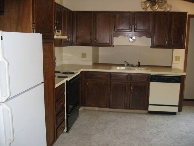 Building Photo - $1,250- 3 bed, 2 bath w/ Garage in Des Moines