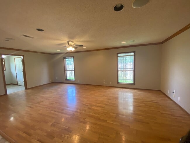 Building Photo - 3400 Spurlock Rd