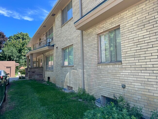 Entrada lateral exterior - 12216 W Bluemound Rd