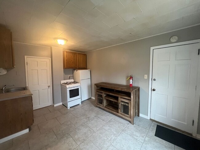 Building Photo - 103 7th Ave NW