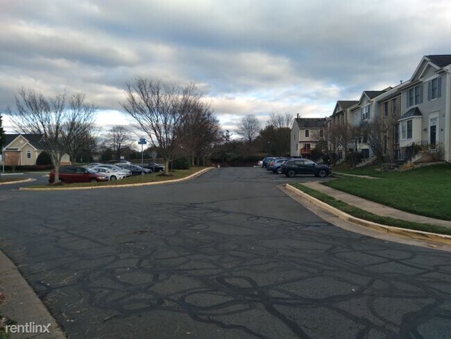 Foto del edificio - 3 br, 4 bath Townhome - Uniform Dr.