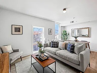 Foto principal - 5200 Chester Ave