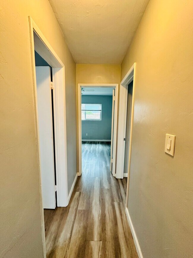 Foto del edificio - Bright and Updated 2-Bedroom Apartment – Second Floor