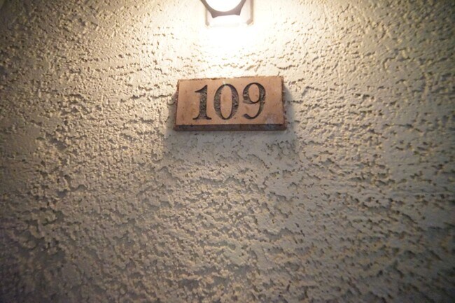 Foto del edificio - SHOWINGS AVAILABLE NOW