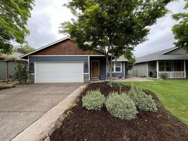 Charming Home Near Nike Campus with Vaulted Ceilings & Updated Kitchen - Charming Home Near Nike Campus with Vaulted Ceilings & Updated Kitchen