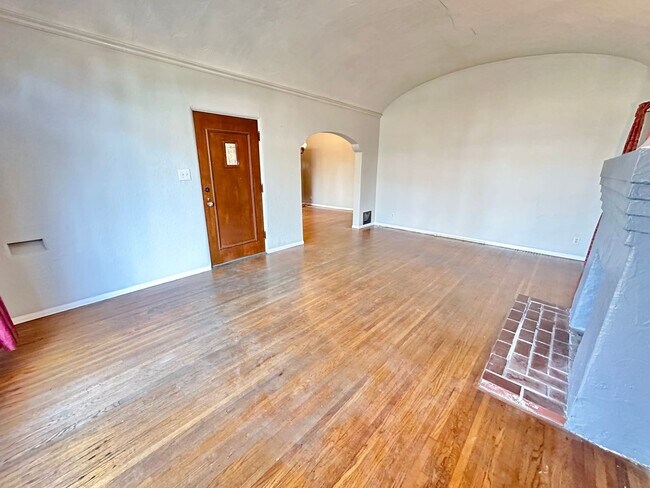 Foto del edificio - Beautiful Vintage Home with RV Sized Garage and Large Backyard