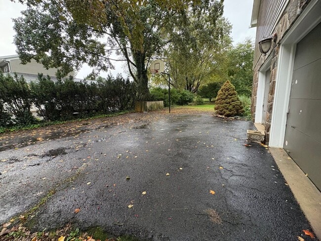 Building Photo - 4 Bedroom Single Family Home Available in ...