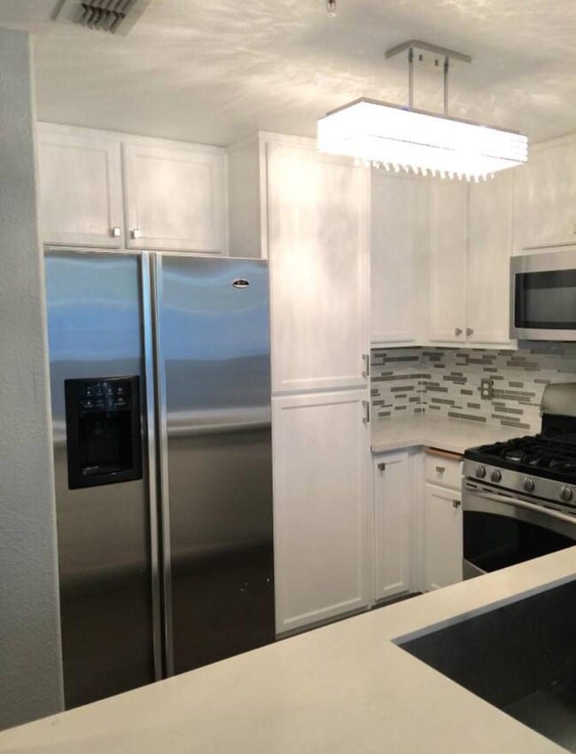 Building Photo - 5201 Laguna Oaks Dr