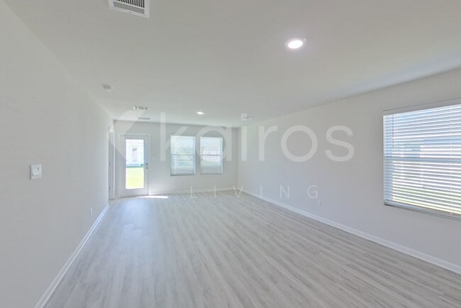 Foto del edificio - 14255 War Admiral Ave