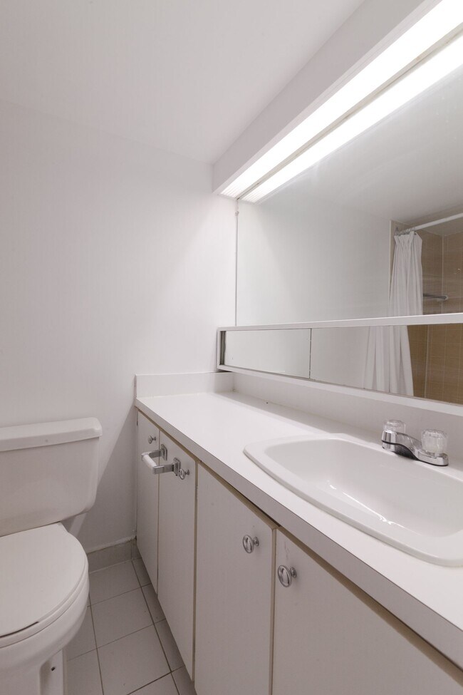 Building Photo - 1975 Maisonneuve Blvd W