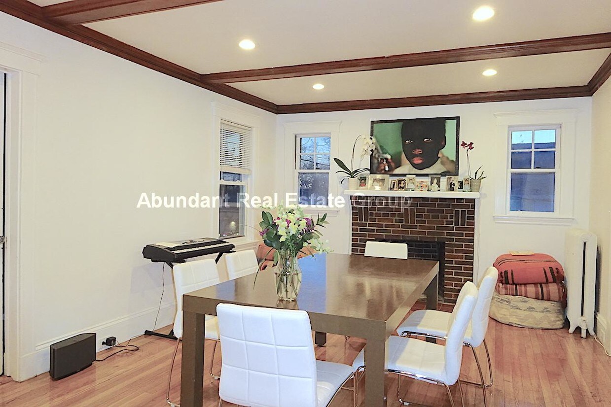Foto principal - 667 Belmont St