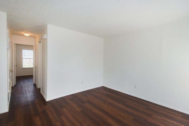Foto del edificio - 6000 Tracy Lynn Ln
