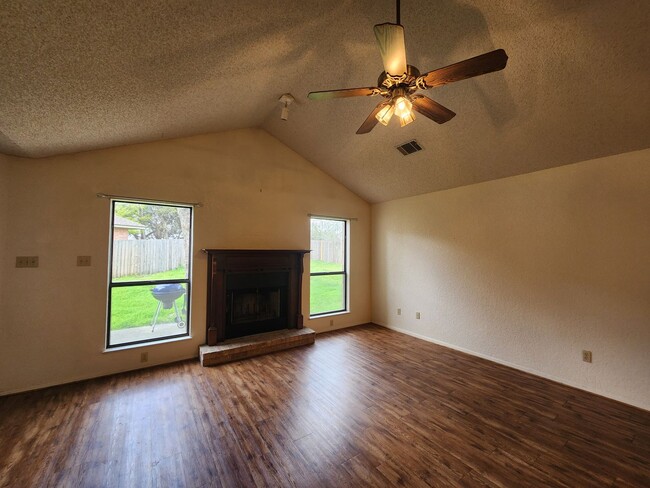 Building Photo - 2 Weeks Free Rent /Great Location off the ...