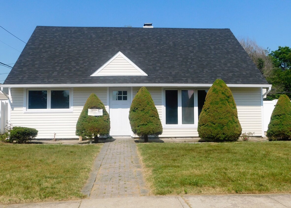 Primary Photo - Beautifully Renovated 2 Bedroom
