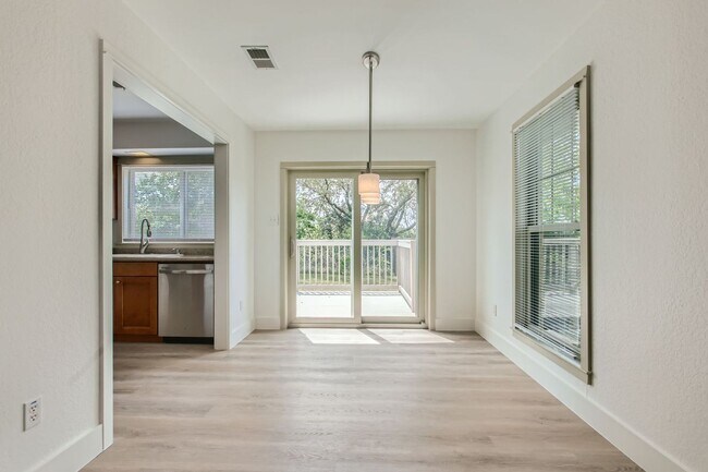 Building Photo - Charming 3/BR 2/BA Home with Spacious Back...