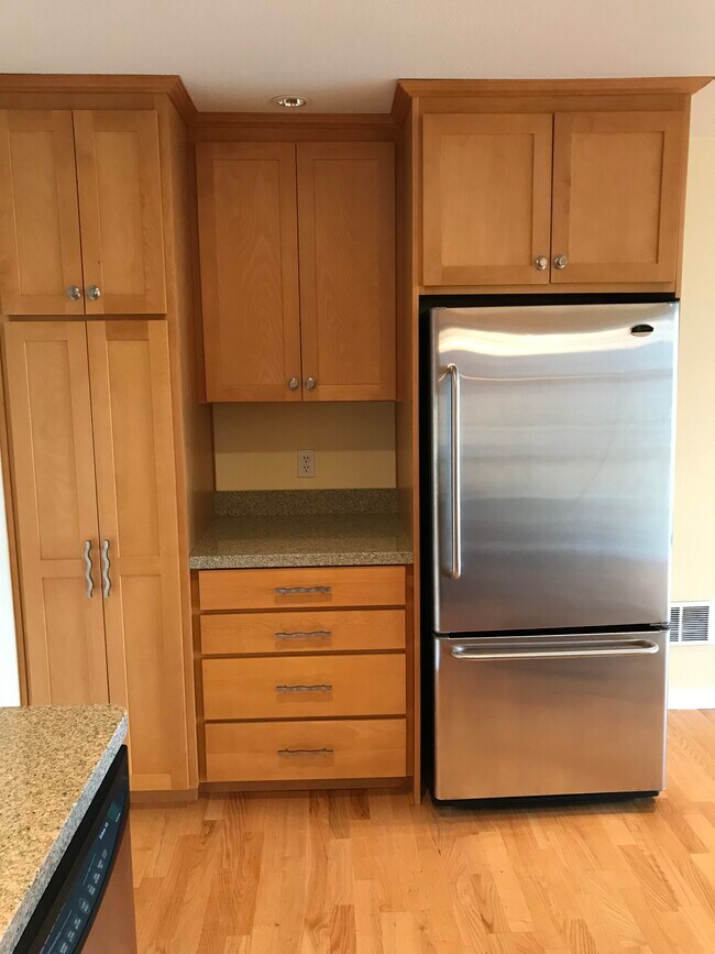 Kitchen - 65 Kirkland Ave