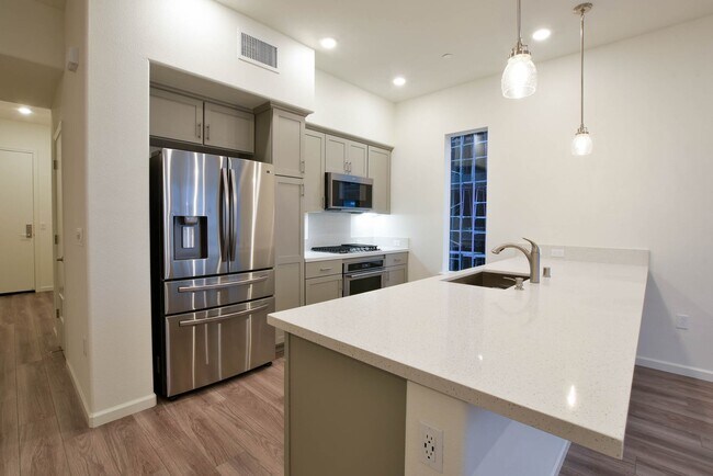 Foto del edificio - Recently Built 3 Bedroom 2 Bath Communications Hill Luxury Condo!