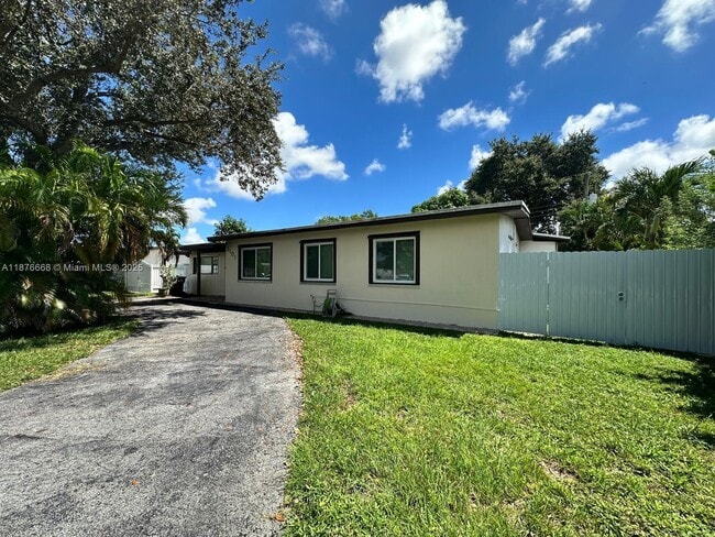 Building Photo - 3101 SW 102nd Pl
