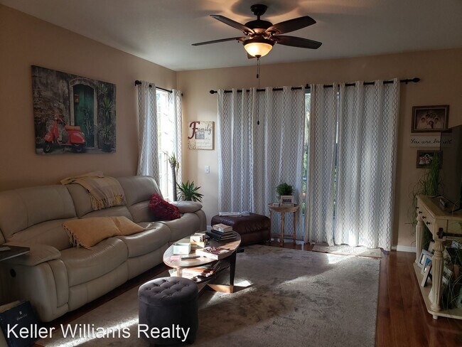 Foto del edificio - 6049 Sandhill Ridge Dr