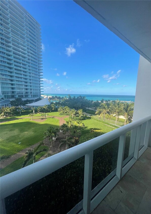 Primary Photo - 10275 Collins Ave