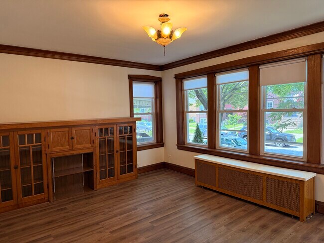 Living room - 3423 N Ridgeway Ave