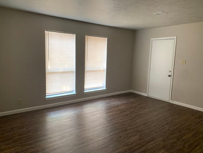 Building Photo - 3319 Gardenview Cir