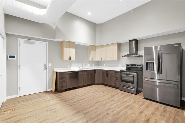 Building Photo - SUBLEASE~ 1 BED / 1 BATH APARTMENT IN DOWN...