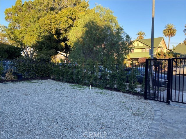 Foto del edificio - 1621 S Van Ness Ave