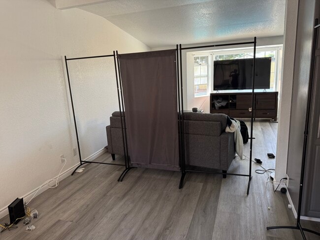 Foto del edificio - 2435 W Broadway