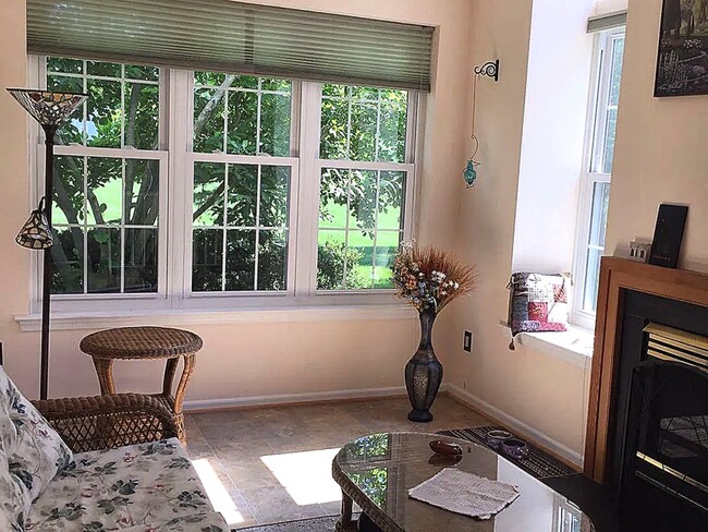 Sunroom - 605 Saxony Dr
