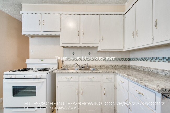 Building Photo - AVAILABLE FOR IMMEDIATE MOVE IN