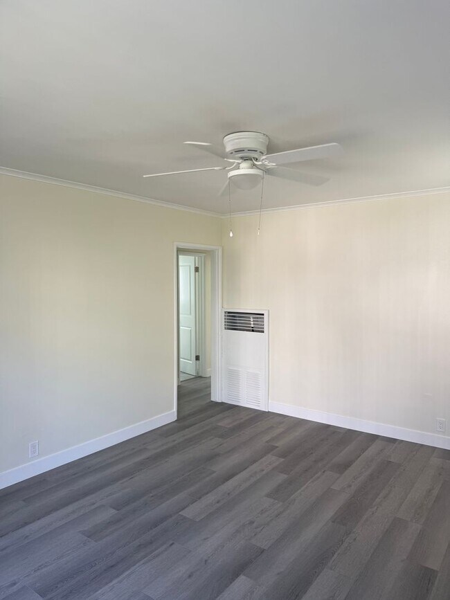 Foto del edificio - FOR RENT — COMPLETELY REMODELED Apartment