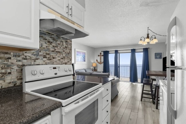 Building Photo - 8743 Thomas Dr