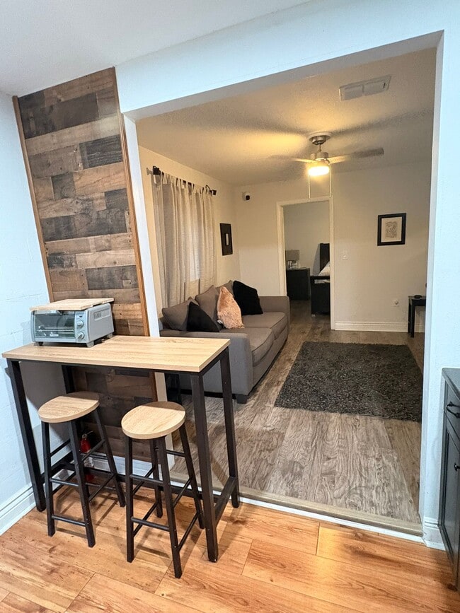 Foto del edificio - 635 Queens Cir