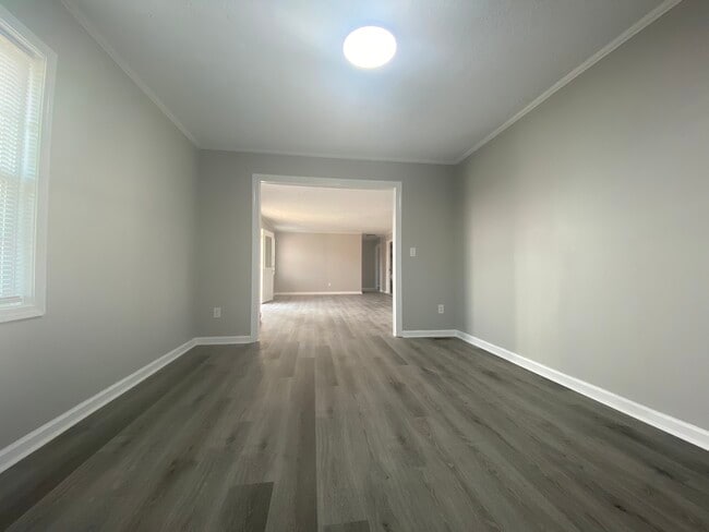 Building Photo - 213 Tara Dr