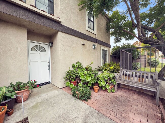 Foto del edificio - Charming Costa Mesa Townhouse