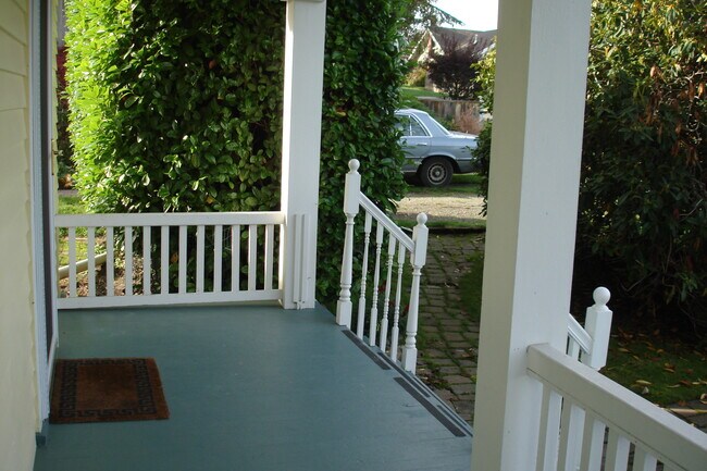 Porche delantero de 3402, Relájese, Visite a los vecinos y amigos que pasan - 3402 N 28th St