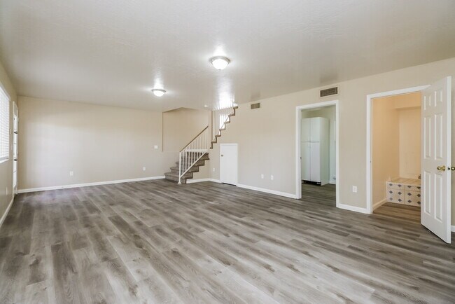Foto del edificio - 4649 E Towne Ln