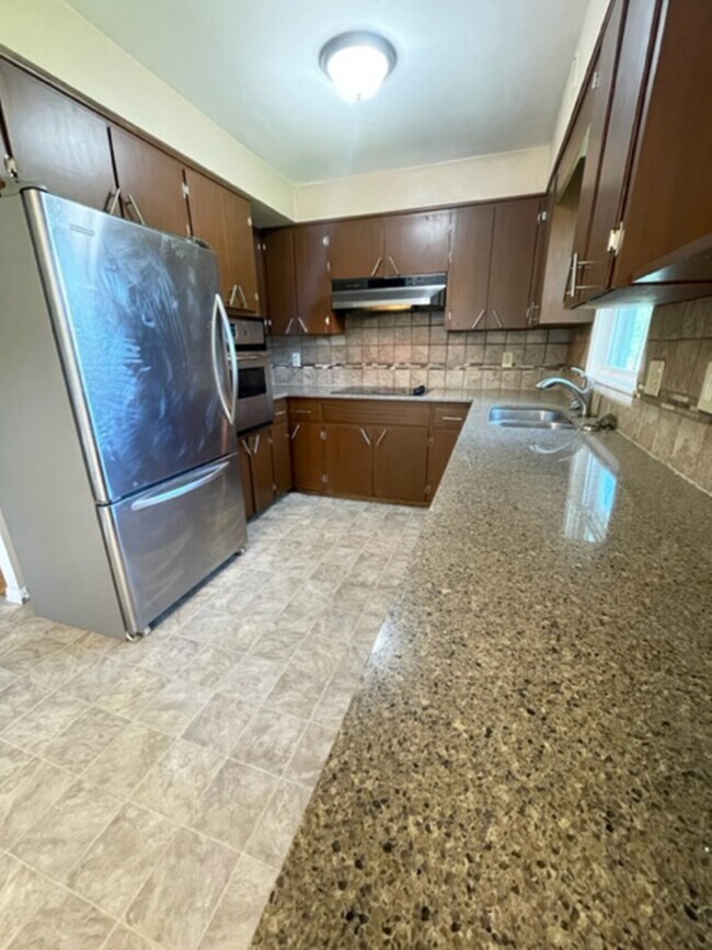 3816 Elmwood Dr NE, Cedar Rapids, IA 52402 House Rental in Cedar