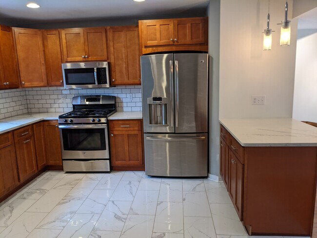 Kitchen - 360 Creekview Ln