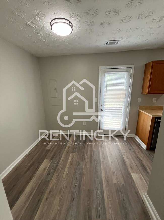 Foto del edificio - Newly Renovated 3-Bed, 2.5-Bath Townhome with Garage!