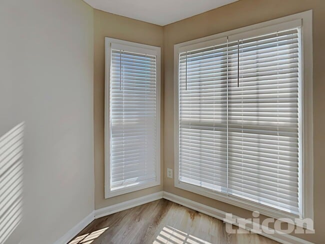 Building Photo - 208 Ravenwood Ct