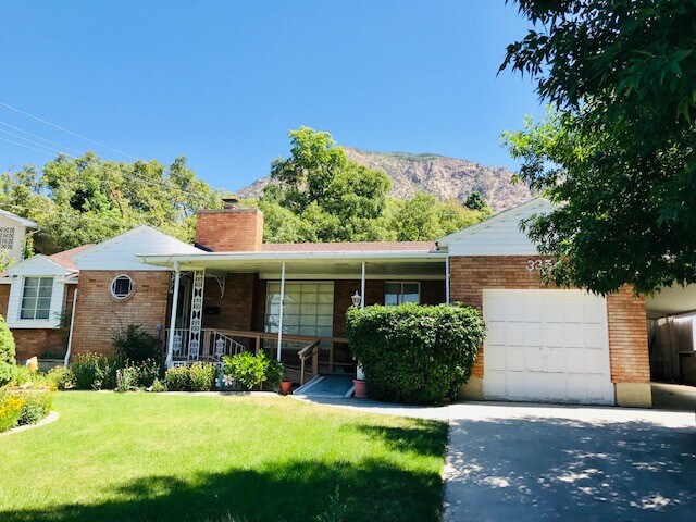 Primary Photo - Home close to WSU with secluded yard