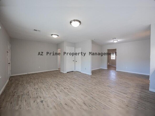 Building Photo - 3018 E Virginia Ave