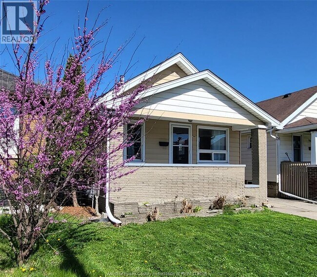 Photo du bâtiment - 1682 Elsmere Ave