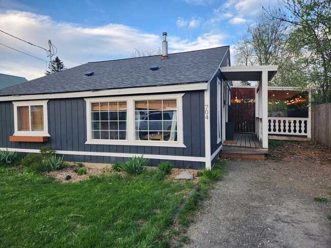 Building Photo - 704 N Ella Ave